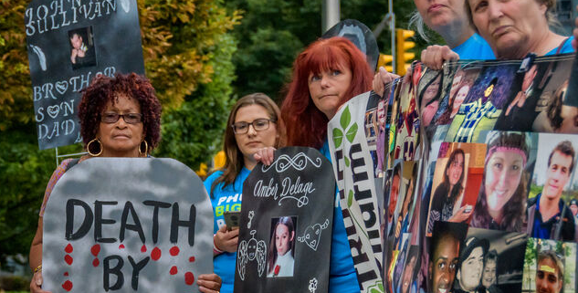 Un grupo de manifestantes protestan a las puertas de la farmacéutica Purdue en Nueva York